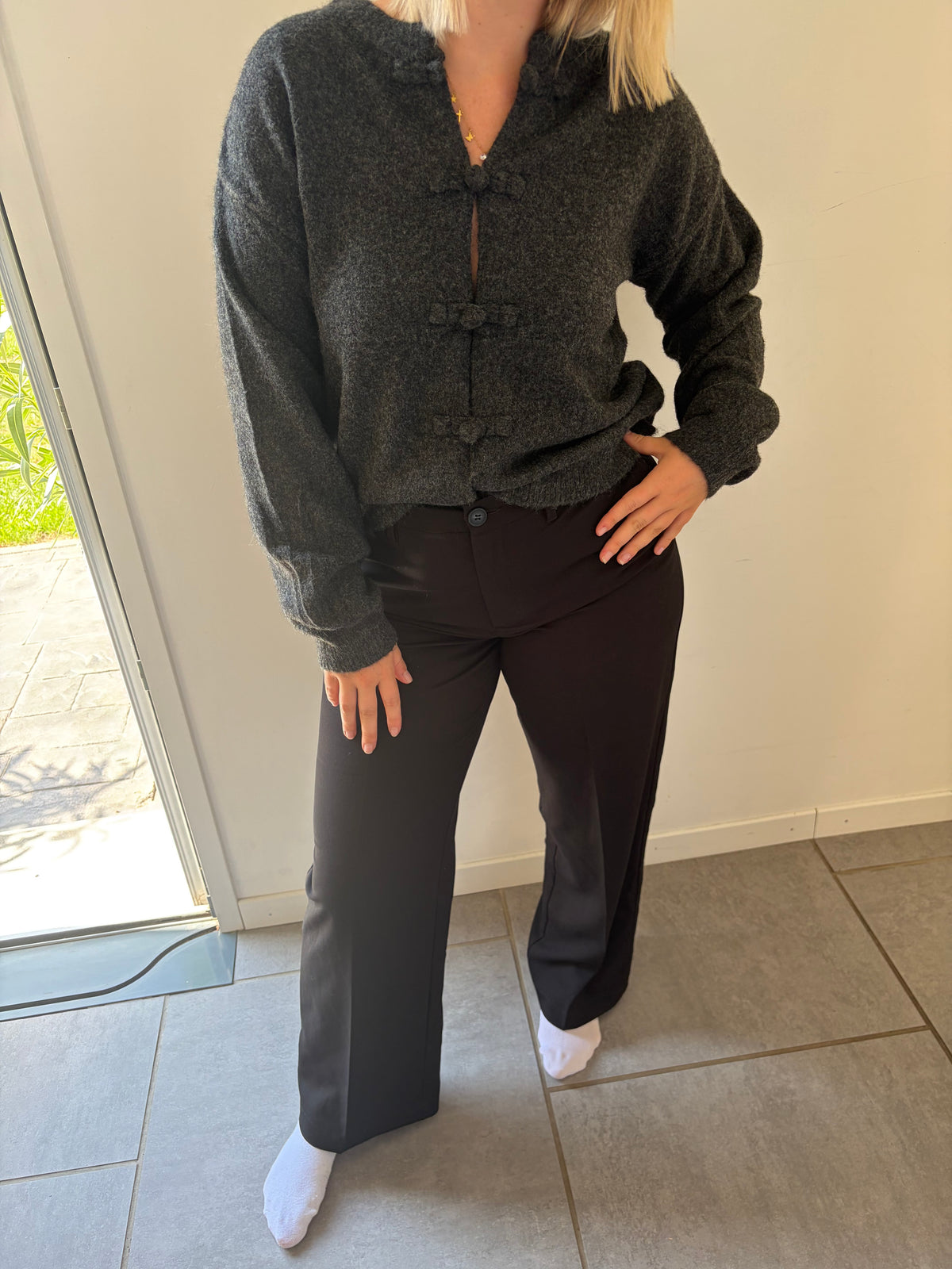 Pull gris foncé avec noeud
