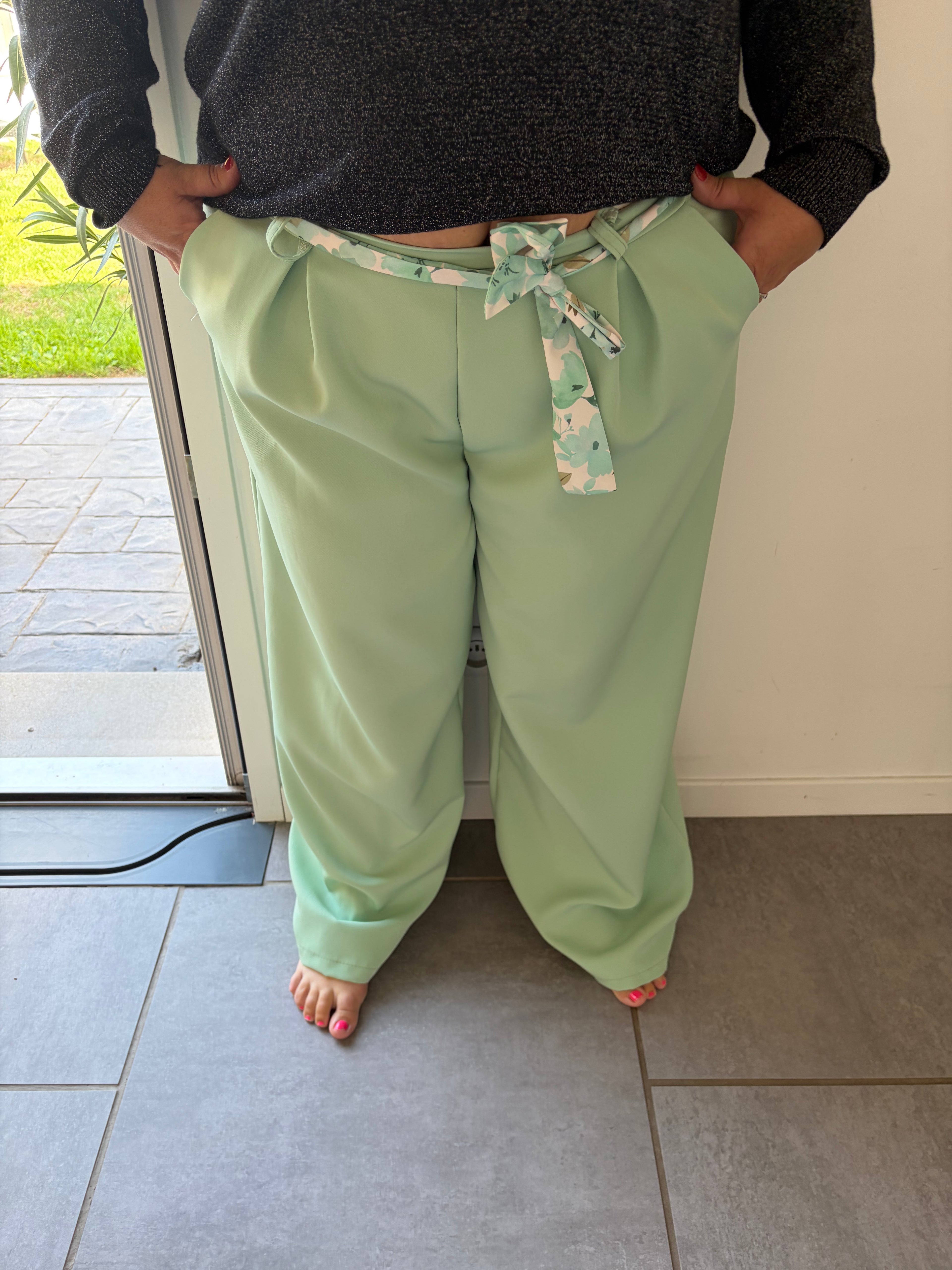 Pantalon vert clair avec ceinture fleuris taille unique