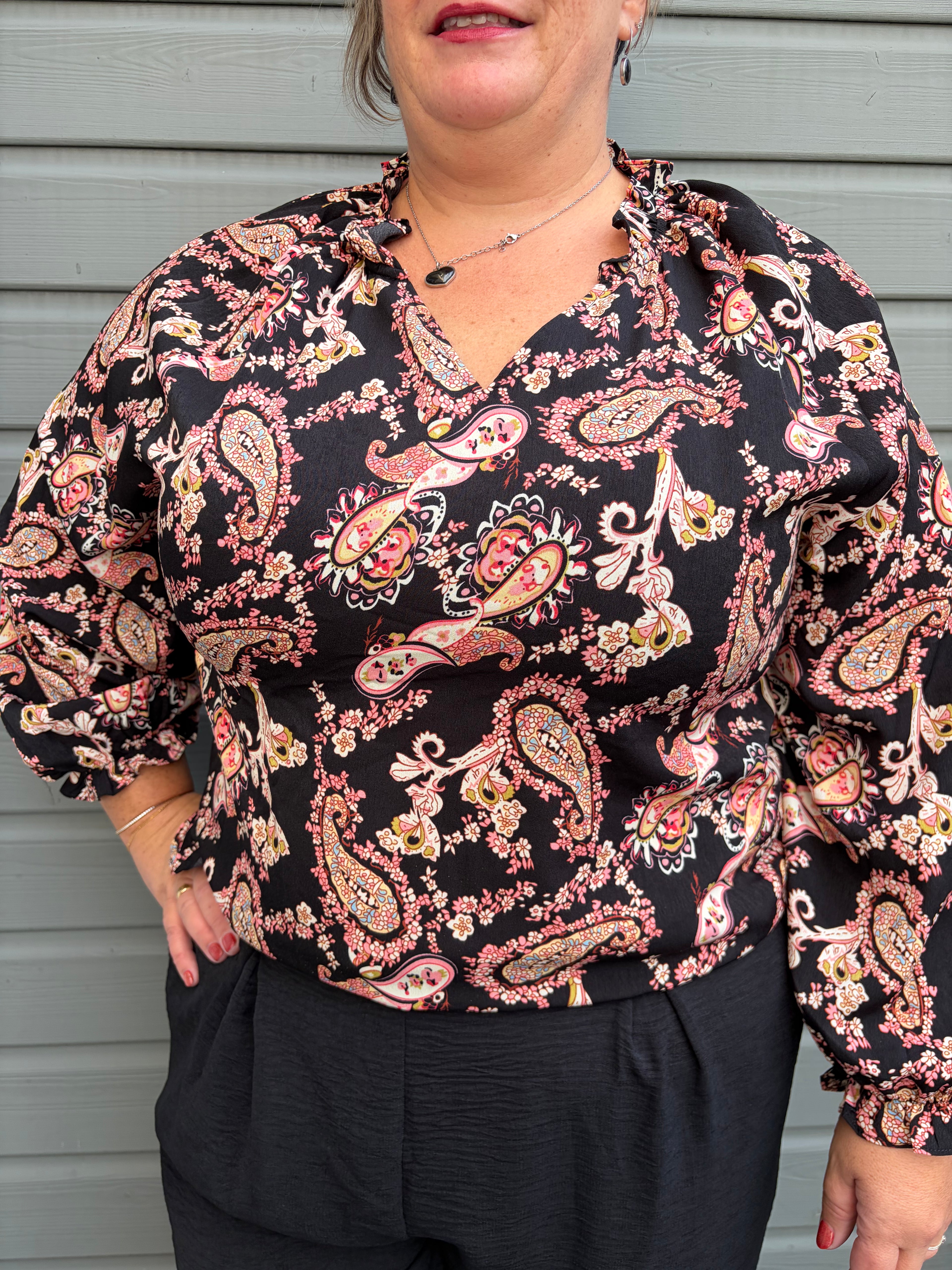 Blouse noire à imprimé cachemire