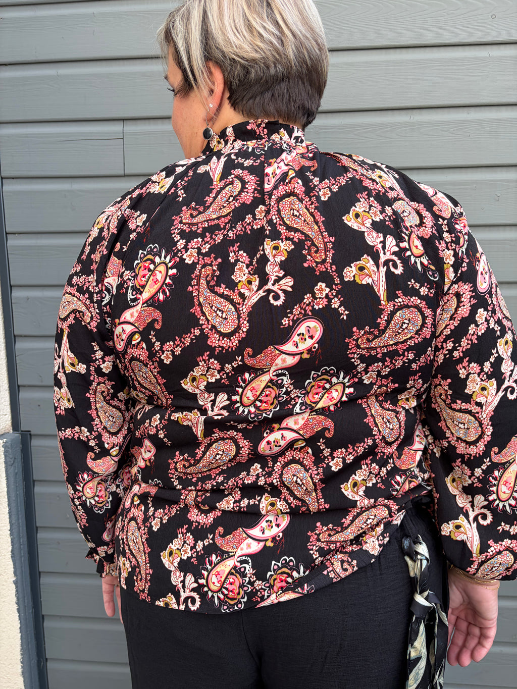Blouse noire à imprimé cachemire