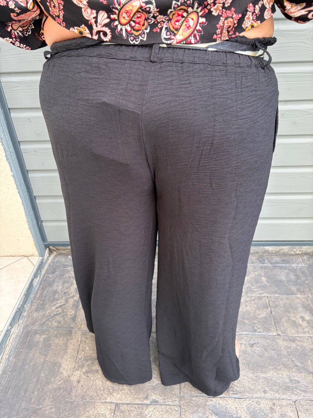 Pantalon fluide noir avec lien imprimé pour la ceinture