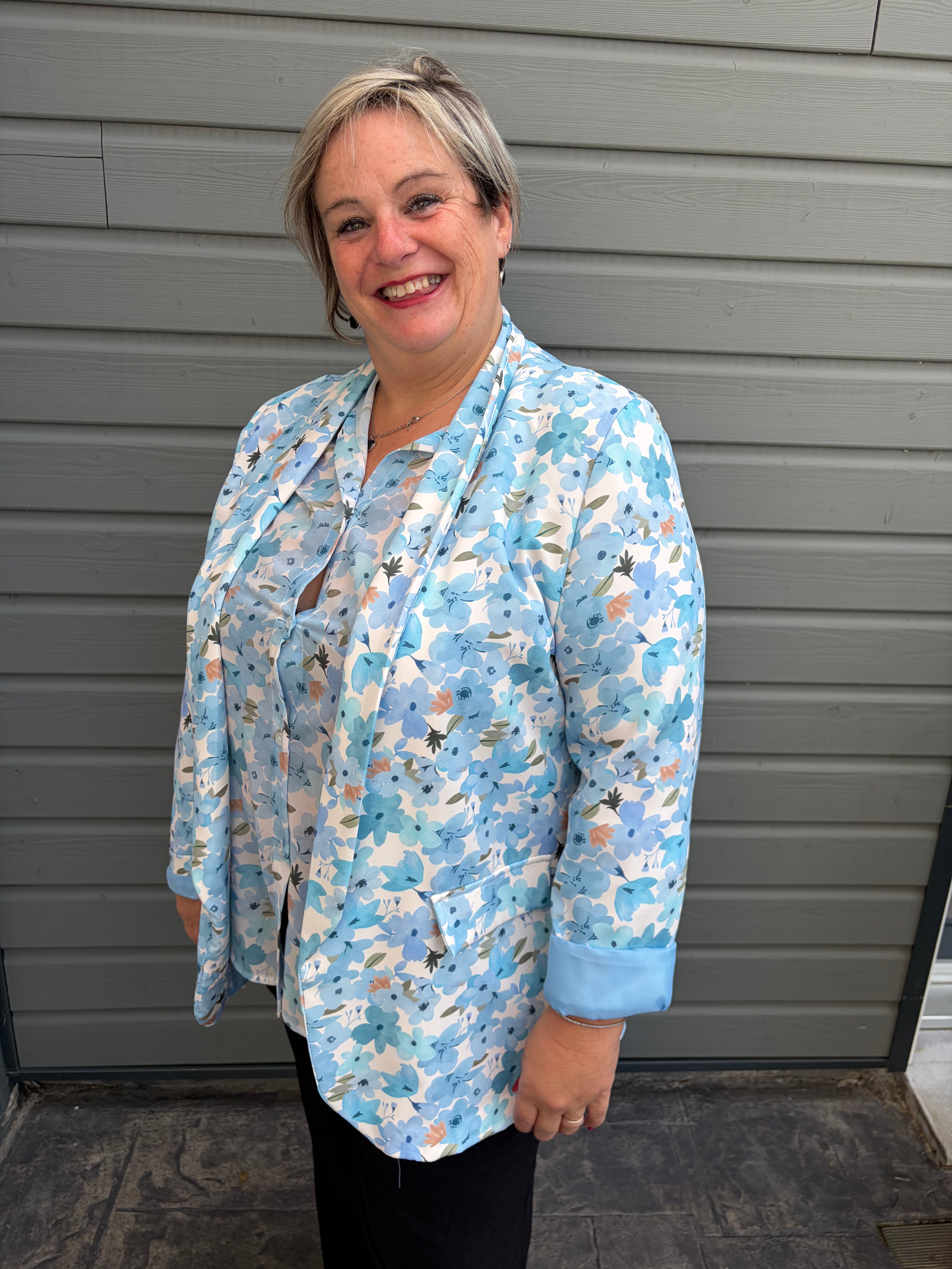 Blazer fleuri imprimé – Bleu ciel et multicolore