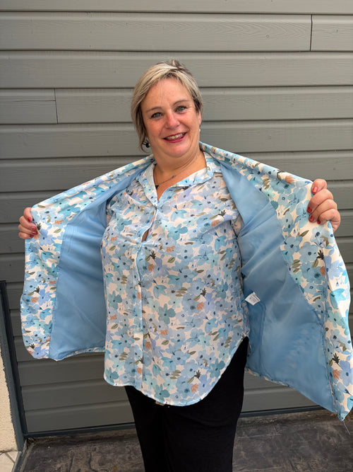 Blazer fleuri imprimé – Bleu ciel et multicolore