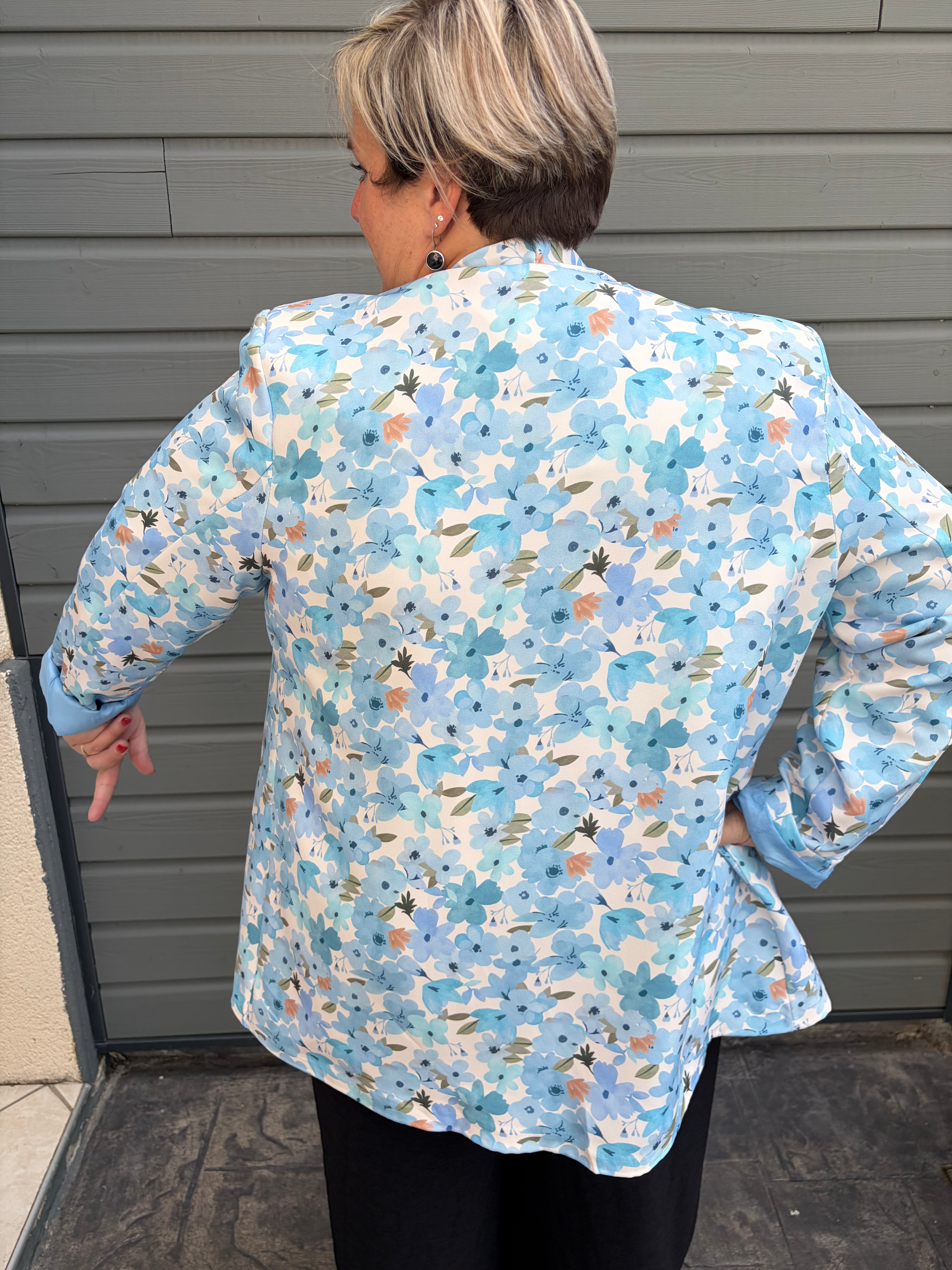 Blazer fleuri imprimé – Bleu ciel et multicolore