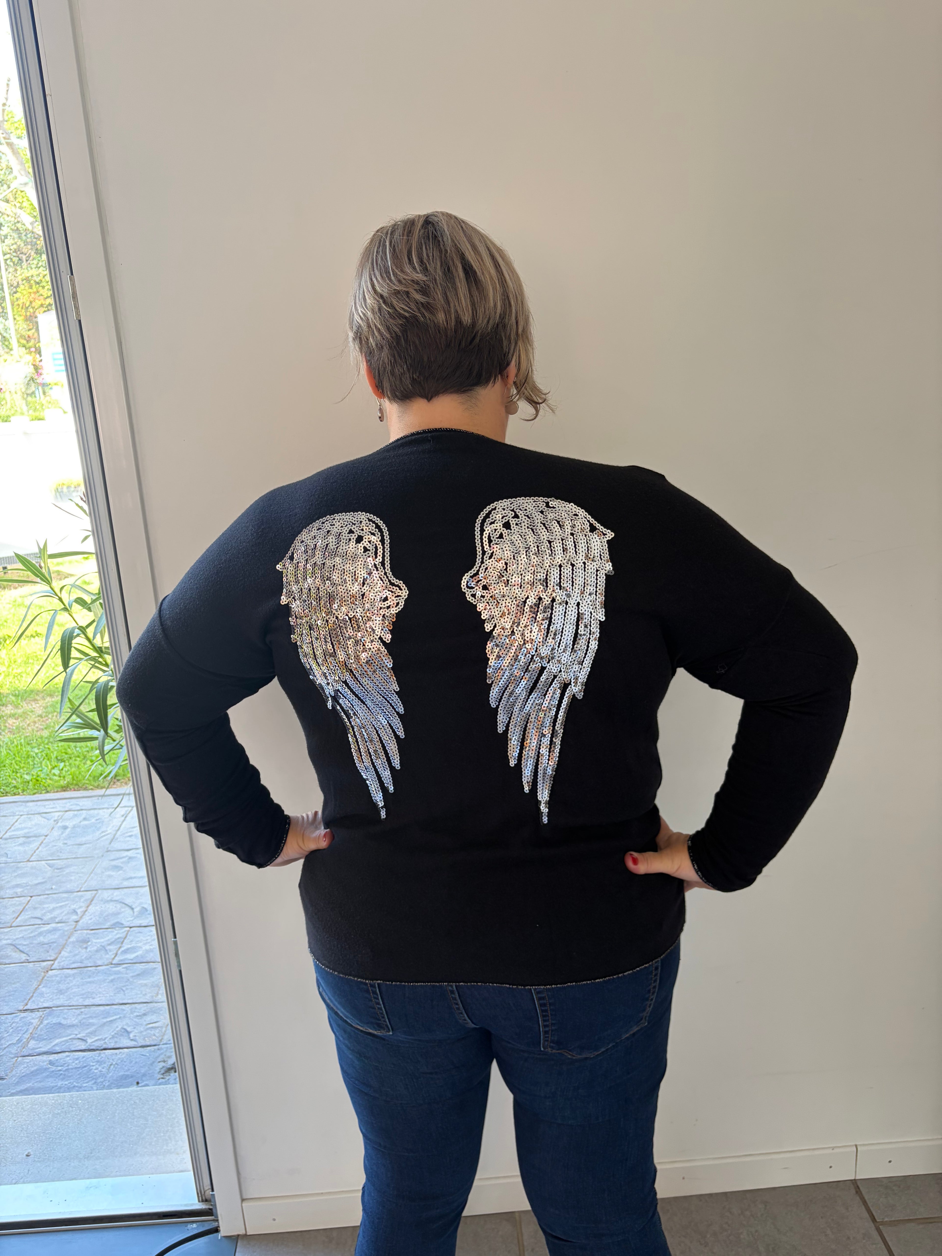 Petit Pull Noir – Ailes Pailletées