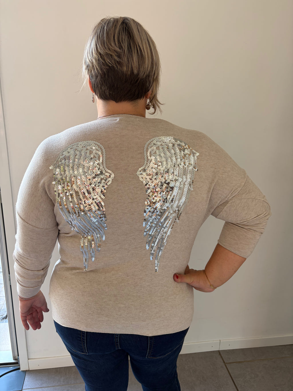 Petit Pull Beige – Ailes Pailletées