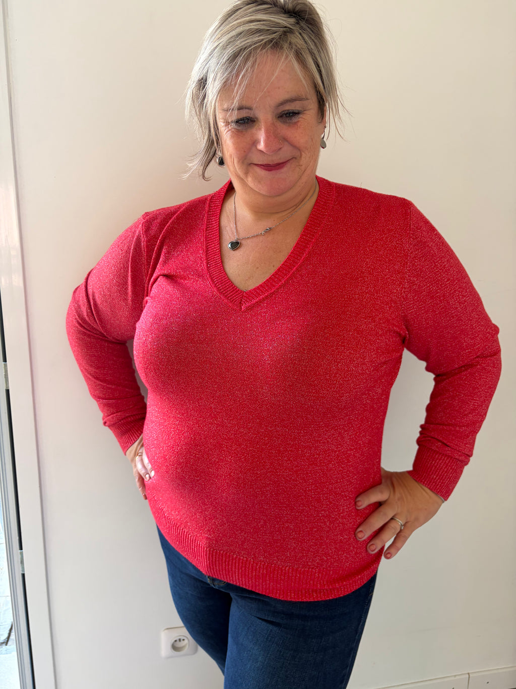 Pull col V rouge à paillettes